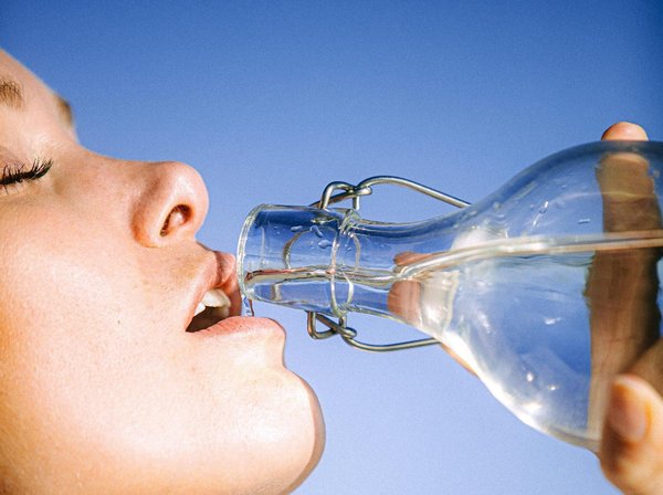 Quali sono i benefici di un'adeguata idratazione per la salute?